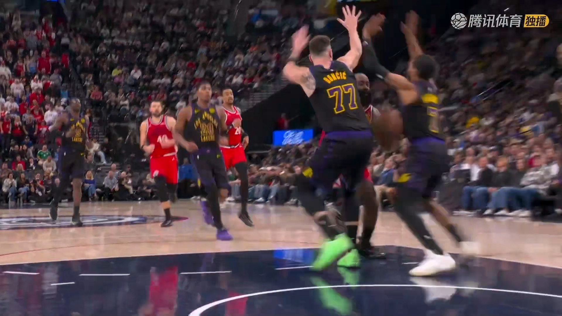 YABO-哈登回归赛场，比分优势明显首场状态亮眼，湖人观众沸腾！的简单介绍